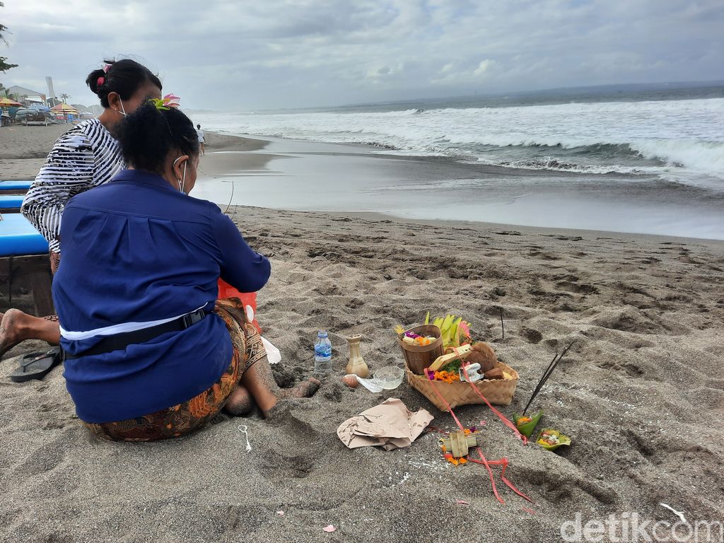 Suasana pagi di Pantai Berawa