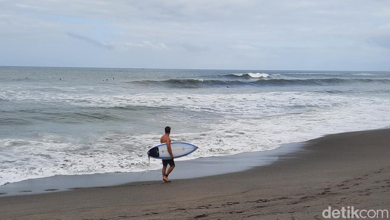 Suasana pagi di Pantai Berawa Suasana pagi di Pantai Berawa