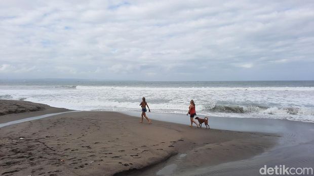 Suasana pagi di Pantai Berawa