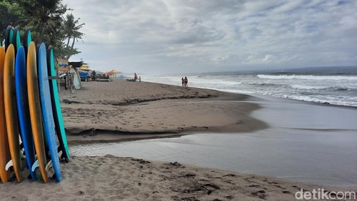 Suasana pagi di Pantai Berawa