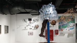 Sungai Cigondewah yang Keruh Jadi Karya Air Seni