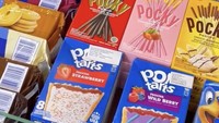 Kalau ini aneka biskuit dan chocolate stick yang bikin Tasyi betah di rumah. Ia menyukai Oreo, Pocky, hingga Pop Tarts.