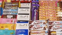 Aneka cokelat batangan yang ada di lemari Tasyi ini pasti bikin pencinta cokelat jatuh cinta. Variannya beragam, termasuk cokelat Lindt, Hersheys, dan Ritter Sport dari luar negeri.