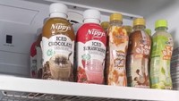Lanjut ke kulkas, Tasyi mengisinya dengan aneka minuman. Ia suka es cokelat, es strawberry, Thai tea, sampai minuman vitamin C yang menyehatkan.