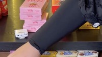 Biskuit Hello Panda rupanya jadi salah satu favorit Tasyi juga nih! Layaknya di minimarket, ada berbagai rasa yang ia beli.