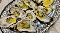Salah satu menu signature dari Tepian Rasa adalah Oyster Cheese yang bisa dipesan per cangkang. Kamu bisa memilih oyster atau tiram di pasar ikan dengan harga Rp 12.500 per cangkangnya. Foto: detikFood/Yenny Mustika Sari