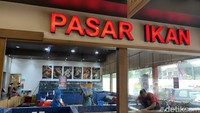 Saat baru saja menginjakkan kaki ke Tepian Rasa, kamu akan langsung disambut dengan kehadiran Pasar Ikan yang besar. Pasar ikan di sini adalah tempat memajang beragam seafood hidup, seperti ikan, udang, lobster, kepiting, hingga tiram. Foto: detikFood/Yenny Mustika Sari