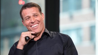 Sosok Viral Tony Robbins, 'Bule Kekar' yang Diundang Prabowo hingga Ikut Icip MBG