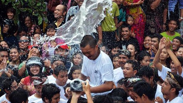 Tradisi Omed-omedan di Banjar Kaja, Desa Sesetan, Denpasar.