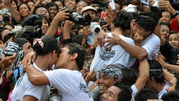 Tradisi Omed-omedan di Banjar Kaja, Desa Sesetan, Denpasar.