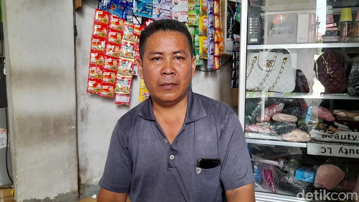 Ucup (44), ayah dari Rika, korban tewas dalam peristiwa penodongan wanita berpisau dalam angkutan kota di Sumedang.
