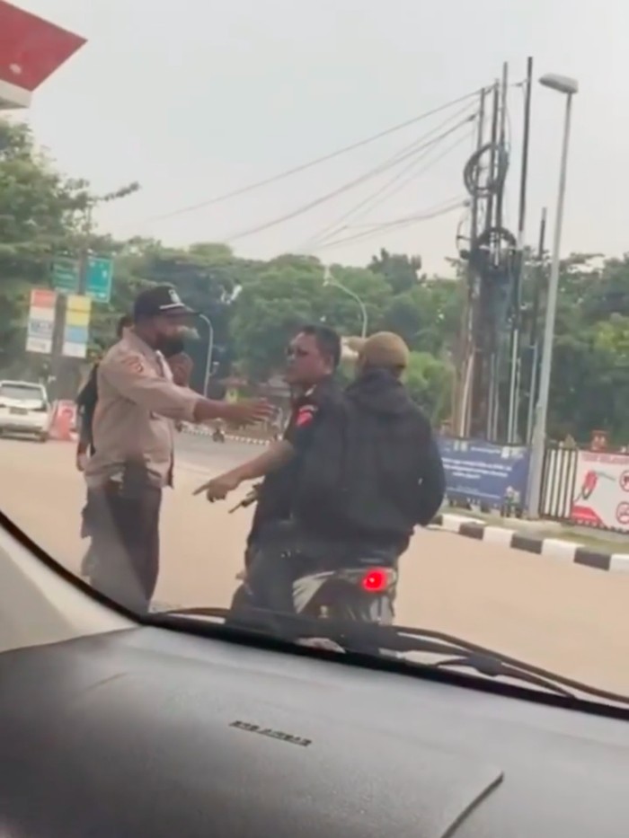 Video menampilkan 2 pria berboncengan sepeda motor dan marah-marah di SPBU viral di medsos. Begini ceritanya. (Tangkapan layar video viral)