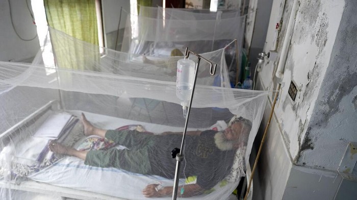 Pakistani patients suffering from dengue fever, a mosquito-borne disease, are treated in an isolation ward, at a hospital in Lahore, Pakistan, Friday, Sept. 23, 2022.  Pakistan has deployed thousands of additional doctors and paramedics in the country's worst flood-hit province to contain the spread of diseases that have killed over 300 people among the flood victims, officials said Friday. (AP Photo/K.M. Chaudary)