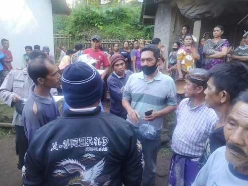 Warga Setempat Terlihat Memadati Rumah Korban Gantung Diri, di Banjar Dinas Munduk Waban, Desa Pedawa, Kecamatan Banjar, Kabupaten Buleleng, Bali, Jumat (23/9/2022) pagi.