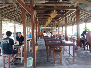 Melipir ke Warung Soto Bathok Mbah Karto di Pinggir Sawah Kalasan