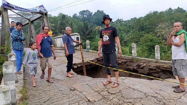 Wilayah Desa Bayah Timur, Lebak, Banten diguyur hujan deras selama 3 jam memicu terjadinya banjir hingga rumah menggantung di sana. (dok Ist)