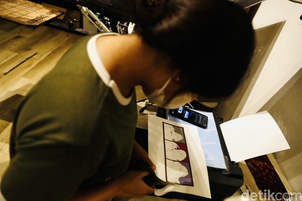 Sementara custom adalah metode press dengan desain custom dari pengunjung. Foto: Rengga Sancaya/detikcom Sementara custom adalah metode press dengan desain custom dari pengunjung. Foto: Rengga Sancaya/detikcom
