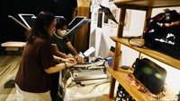 Beginilah serunya saat desain custom pengunjung dipress agar menempel di produk. Foto: Rengga Sancaya/detikcom