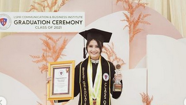 Intip Lagi Momen Wisuda Prilly Latuconsina, Jadi Lulusan Terbaik LSPR
