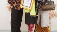Berpose dengan kedua orangtuanya, Prilly melemparkan senyum manis. Ia juga menggenggam sertifikat penghargaan. Foto: instagram @prillylatuconsina96