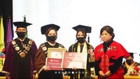 Prilly berhasil meraih gelar Sarjana Ilmu Komunikasi setelah menempuh masa kuliah selama 3,5 tahun. Ia pun mendapat predikat Cumlaude. Foto: instagram @prillylatuconsina96
