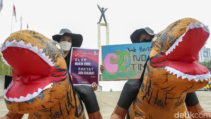 Para aktivis menggelar aksi kreatif dengan menggunakan pakaian ala dinosaurus hingga plague doctor di Lapangan Banteng, Jakarta. Aksi ini untuk mengkritisi krisis iklim.
