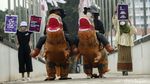 Wow! Ada Dinosaurus Demo Krisis Iklim di Jakarta