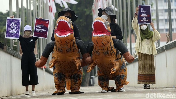Wow! Ada Para aktivis menggelar aksi kreatif dengan menggunakan pakaian ala dinosaurus hingga plague doctor di Lapangan Banteng, Jakarta. Aksi ini untuk mengkritisi krisis iklim.
