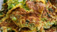 Mengonsumsi sayuran dengan cara asyik bisa dengan dipadukan telur dadar. detikfood punya rekomendasi resep telur dadar sawi. Dimakan pakai nasi hangat dan sedikit kecap manis, rasanya nikmat! Ini resepnya. Foto: iStock