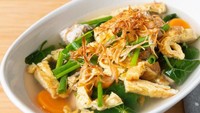 Ide olahan telur dan sayur lainnya adalah capcay telur dadar yang segar ini. Jika masih ada sisa di kulkas, bisa tambahkan sumber protein seperti udang, ayam, atau bakso. Begini cara membuatnya. Foto: iStock 