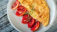 Omelet alias telur dadar ini istimewa karena diperkaya tomat dan tambahan sedikit keju. Bikinnya praktis, tinggal ikuti langkah di resep ini. Foto: iStock