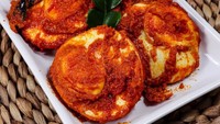 Lauk ini dijamin bikin selera makan nambah! Telur goreng diberi bumbu balado yang gurih pedas. Tambahan daun jeruk bikin sajian ini jadi lebih wangi. Lihat resepnya di sini. Foto: iStock