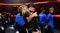 Federer berurai air mata sembari memeluk istrinya, Mirka, usai pertandingan Laver Cup 2022. Foto: Getty Images for Laver Cup/Clive Brunskill
