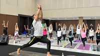 Keseriusannya terhadap pekerjaannya ini terbukti dari beberapa kali aktor tersebut memimpin acara yoga. Ia bahkan memimpin puluhan orang dan melakukannya ke berbagai kota seperti Makassar, Sulawesi Selatan. (Foto: Instagram @anjasmara)