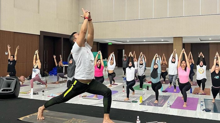 6 Potret Anjasmara Jadi Instruktur Yoga