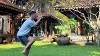 “Pose yoga itu mempresentasikan sebuah bentuk yang mewakili kehidupan. Sekaligus mempersiapkan diri, pikiran serta jiwa kita dalam menghadapi kehidupan,” tulisnya dalam unggahan Instagramnya. (Foto: Instagram @anjasmara)