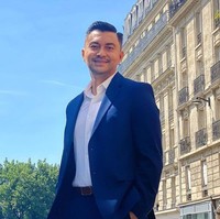 Dikenal sebagai instruktur olahraga yoga, tak heran jika penampilan Anjasmara hingga kini masih tampak awet muda. Berat tubuhnya pun masih sangat terjaga berkat olahraga yang rutin yang dilakukannya itu. Foto: Instagram @anjasmara