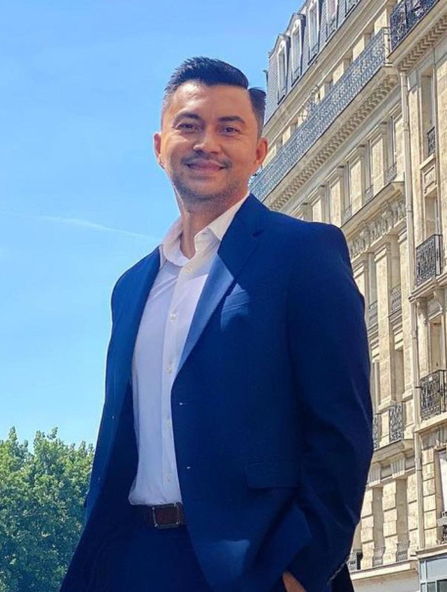 Dikenal sebagai instruktur olahraga yoga, tak heran jika penampilan Anjasmara hingga kini masih tampak awet muda. Berat tubuhnya pun masih sangat terjaga berkat olahraga yang rutin yang dilakukannya itu. Foto: Instagram @anjasmara