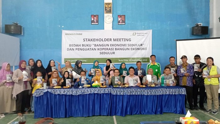 Seluruh peserta diskusi bedah buku dan penulis berfoto bersama di Aula Kantor Desa Bulu Cina, Kamis (22/9/2022). Selain membedah, diskusi ini juga dirangkai dengan peluncuran buku Bangun Ekonomi Sedulur (Istimewa).