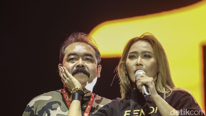 Pedangdut Inul Daratista turut menjadi pengisi acara di Pestapora, Jakarta, Jumat (23/9/2022).