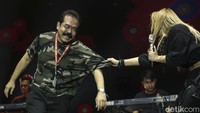 Tak lama kemudian Inul mengajak sang suami untuk naik ke atas panggung.  