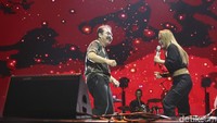 Sang ratu dangdut itu lantas membawakan sebuah lagu dan joget ngebor di depan sang suami.  