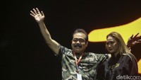 Para penonton yang hadir terus memanggil Adam Suseno yang diketahui turut hadir.  