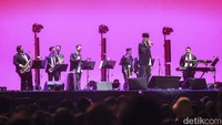 Tak seperti sebelumnya Dhani kini tampil layaknya dirigen orkestra yang juga sebagai vokalis.  