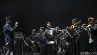 Ahmad Dhani tampil sebagai dirigen. Foto: Rifkianto Nugroho