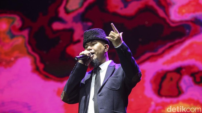 Ahmad Dhani memperkenalkan band barunya di panggung Pestapora, Jakarta, Jumat (23/9/2022).