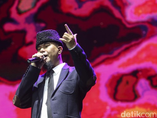 Ahmad Dhani memperkenalkan band barunya di panggung Pestapora, Jakarta, Jumat (23/9/2022).