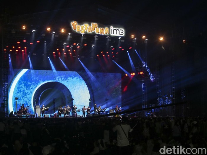 Ahmad Dhani memperkenalkan band barunya di panggung Pestapora, Jakarta, Jumat (23/9/2022).