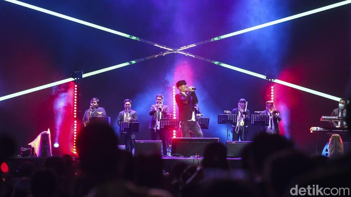 Ahmad Dhani Luncurkan Band Baru Ahmad Dhani memperkenalkan band barunya di panggung Pestapora, Jakarta, Jumat (23/9/2022).