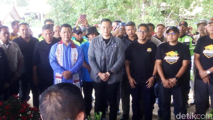 AHY saat ziarah ke makam Raja Marsundung Simanjuntak. (Datuk Haris Molana/detikSumut)